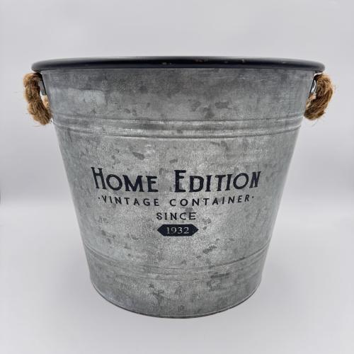 Pot en métal décoratif